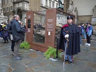 la-teca-con-i-resti-della-quarto-savona-quindici-in-piazza-signoria