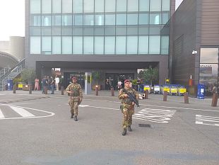 uomo-bloccato-dai-militari-delloperazione-strade-sicure