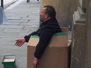 b306121446-via-strozzi-locchi-emblema-dell-accattonaggio