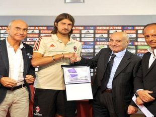 b207240950-cartellino-viola-acerbi-premiato-a-milanello