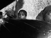a702181345-amnesty-international-a-viareggio-35-persone-mascherate-con-un-richiamo-alle-storie-di-minori-migranti-nei-centri-di-detenzione-in-italia-sfilano-tra-i-carri-del-carnevale