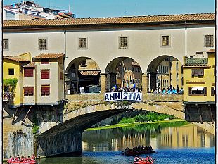 b207201818-carceri-i-radicali-fiorentini-appendono-striscione-su-ponte-vecchio