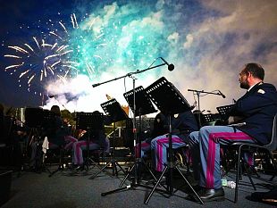 la-banda-musicale-della-polizia-ha-suonato-per-i-fochi