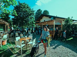 domenica-6-ottobre-tovaglie-e-cestini-stesi-sullerba