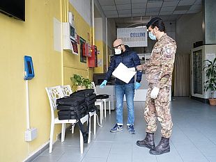 lesercito-consegna-pc-agli-studenti-del-cellini