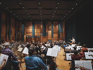 lahav-shani-dirige-lorchestra-del-maggio-nel-primo-concerto-sinfonico-del-2021