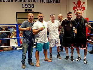obbadi-domina-velazco-e-guarda-avanti