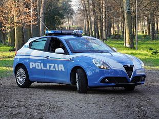 via-canova-rapina-con-machete-allinterno-di-un-supermercato