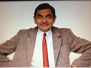 mr-bean-in-italia-per-un-tour-soccorre-conducente-mclaren-f1-finito-fuori-strada