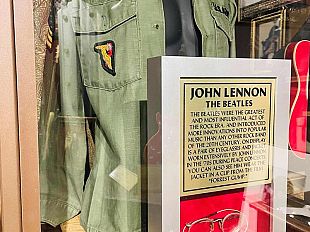 john-lennon-giacca-custodita-allhard-rock-cafe-firenze