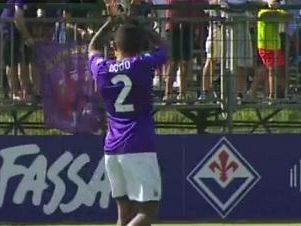 viola-dodo-firma-il-contratto-in-mezzo-al-campo