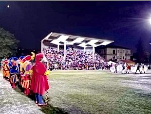 palla-pillotta-130-figuranti-e-un-cuore-gialloblu-che-batte-forte