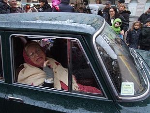b201042000-torna-la-tradizionale-befana-in-auto-d-epoca-al-meyer-e-in-piazza-repubblica