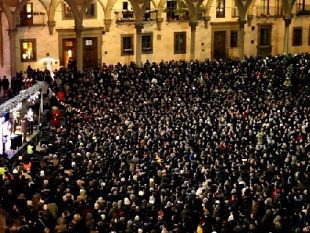 b304032123-tsunami-tour-verita-e-contraddizioni-nel-documentario-su-grillo