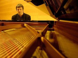 a807241247-pietrasanta-lu-berezovski-al-pianoforte-venerdi-25-luglio-2008-in-una-serata-dedicata-schumann