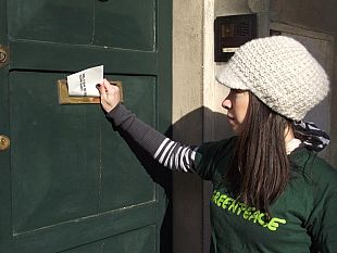 b301261840-bollette-sporche-consegnate-da-greenpeace-a-firenze