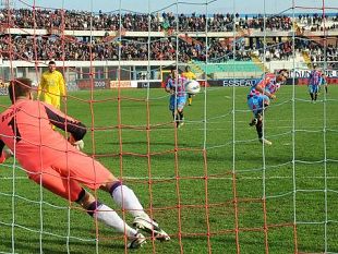 b203112148-a-catania-un-rigore-punisce-i-viola