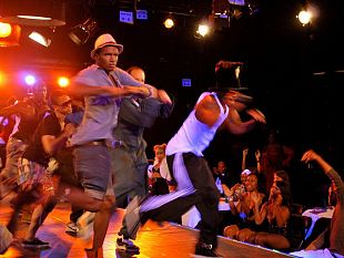 b210261430-fqf-musical-sui-voguers-americani-coreografato-dal-creativo-di-beyonce