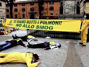 b201201332-mal-aria-ci-avete-rotto-i-polmoni-il-flash-mob-ambientalista