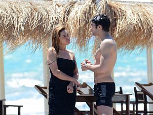 b105301523-lory-del-santo-in-spiaggia-in-versilia