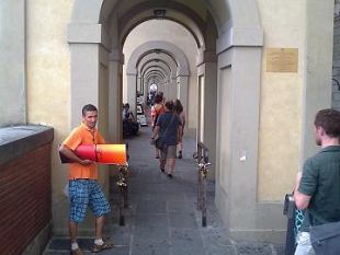 b109121742-venditori-abusivi-sul-sagrato-della-basilica-interviene-la-polizia