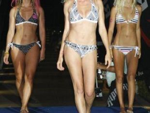 a807272158-versilia-50000-persone-lungo-la-passeggiata-di-lido-di-camaiore-durante-la-lunga-notte-di-ieri