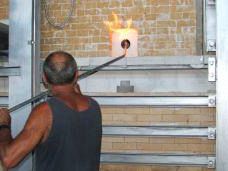 a507221134-spostamento-di-sede-per-la-storica-vetreria-lux-ieri-sono-stati-accesi-i-forni-nello-stabilimento-della-zona-industriale-le-pratella-e-lunedi-saranno-spenti-quelli-della-sede-storica-a-la-torre