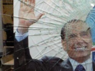 a809091448-masso-contro-la-vetrata-di-forza-italia-c-era-un-manifesto-di-silvio-berlusconi