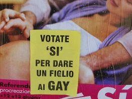 a505271515-siena-volantini-del-no-attaccati-la-scorsa-notte-sui-manifesti-ds-per-il-si-al-referendum