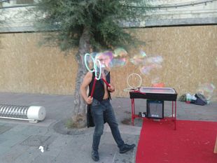 luomo-delle-bolle-eroe-dei-bimbi