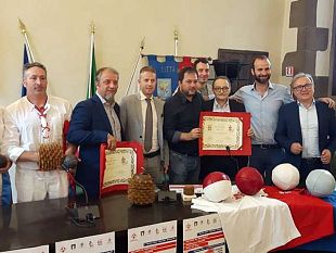 gemellaggio-calcio-storico-fiorentino-e-palla-al-bracciale-di-treia