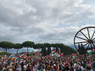 deltaplano-a-calenzano-sul-corteo-per-gaza