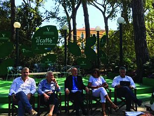 al-caffe-de-la-versiliana-in-agosto-ce-anche-matteo-renzi