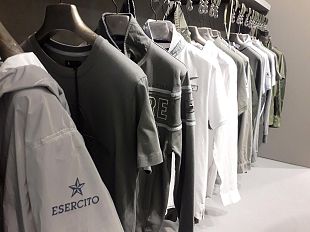 succede-a-firenze-pitti-uomo-e-anche-bersaglieri-e-paracadute-che-diventano-giacche