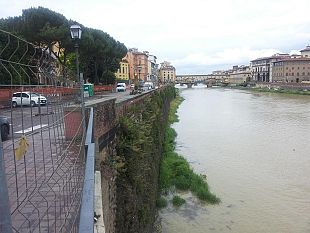 lungarno-torrigiani-lavori-per-la-porta-telematica-lato-ponte-alle-grazie