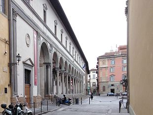 il-loggiato-degli-innocenti-si-tinge-di-blu-lunga-vita-ai-diritti