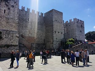prato-castello-dellimperatore-arancione-contro-la-violenza-sulle-donne