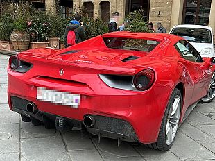 parcheggia-la-ferrari-in-piazza-signoria-multe-salate