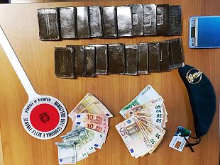 droga-a-firenze-20-panetti-nel-portapacchi-di-una-bicicletta-a-porta-al-prato