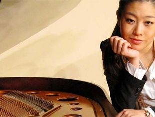 aperitivo-musicale-al-relais-santa-croce-con-gile-bae-al-pianoforte