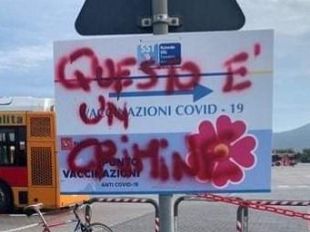 scritta-no-vax-a-pisa