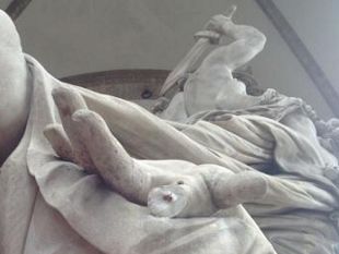 firenze-sfregiata-signoria-la-loggia-de-lanzi-nuovamente-violata