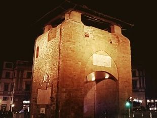 le-porte-di-firenze-illuminate-di-giallo-e-blu-per-lucraina