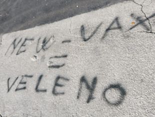 asciano-scritta-no-vax-davanti-a-una-scuola