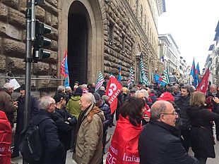firenze-troppi-pensionati-in-difficolta-presidio-davanti-alla-prefettura