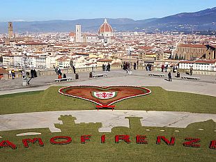 un-grande-cuore-di-fiori-per-dire-ti-amo-sulla-terrazza-di-firenze