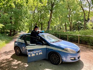si-offre-di-aiutare-i-turisti-poi-li-deruba