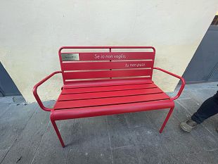 oltrarno-una-panchina-rossa-nel-conventino-fuori-le-mura