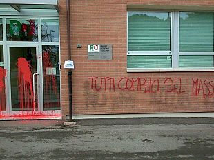 ordigno-esplode-davanti-alla-sede-del-pd