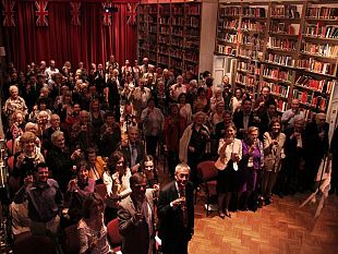 b104291607-william-e-kate-al-british-institute-la-comunita-inglese-riunita-per-brindare